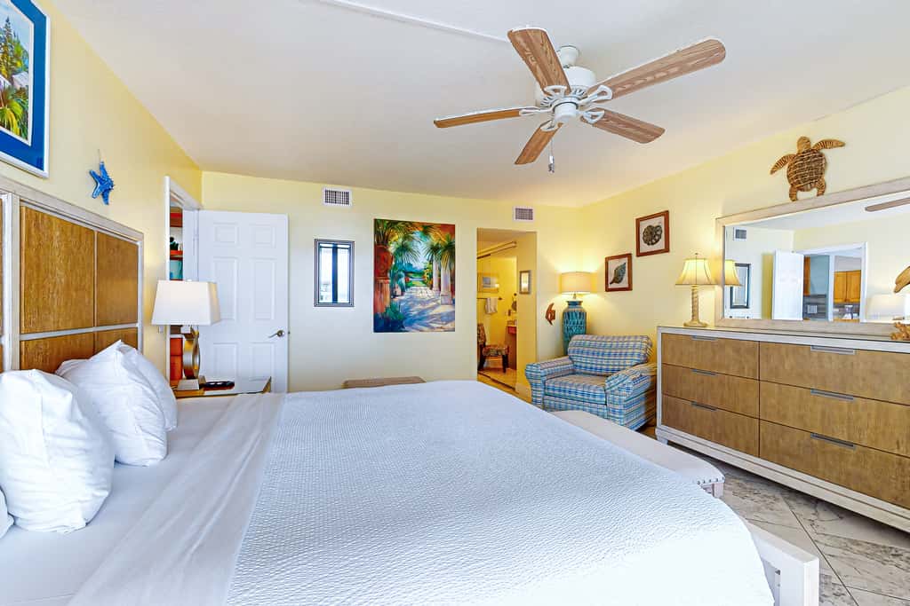 3rd Floor condo, 2 beach chairs included, Close to dining