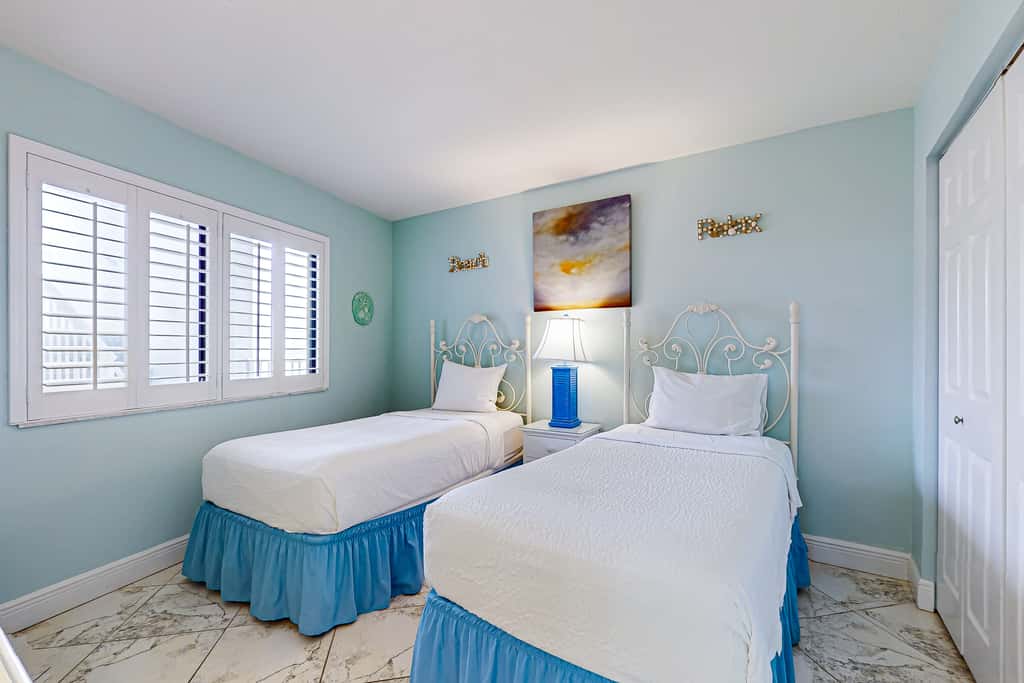 3rd Floor condo, 2 beach chairs included, Close to dining