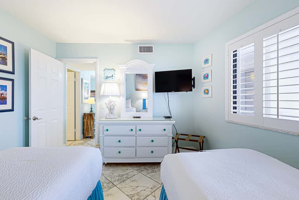 3rd Floor condo, 2 beach chairs included, Close to dining