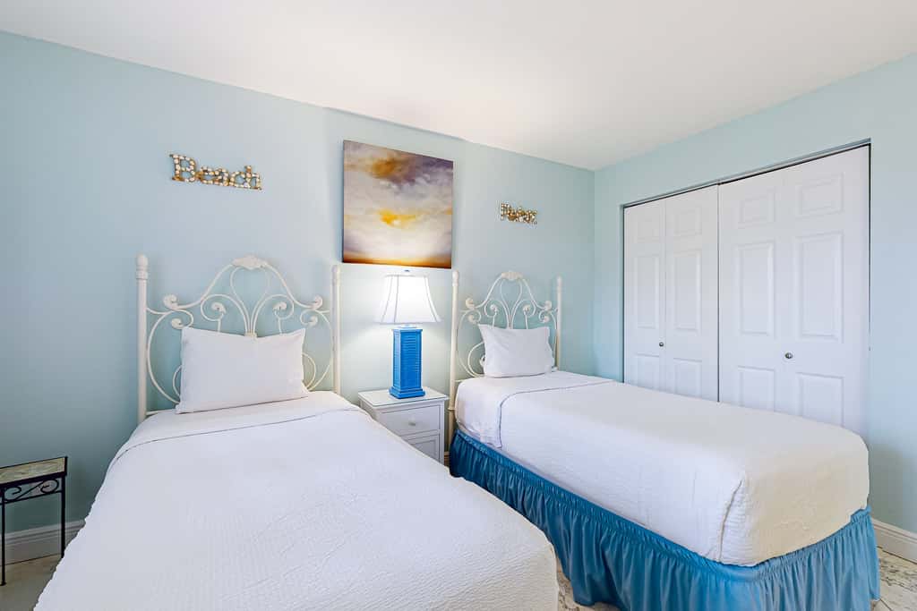 3rd Floor condo, 2 beach chairs included, Close to dining
