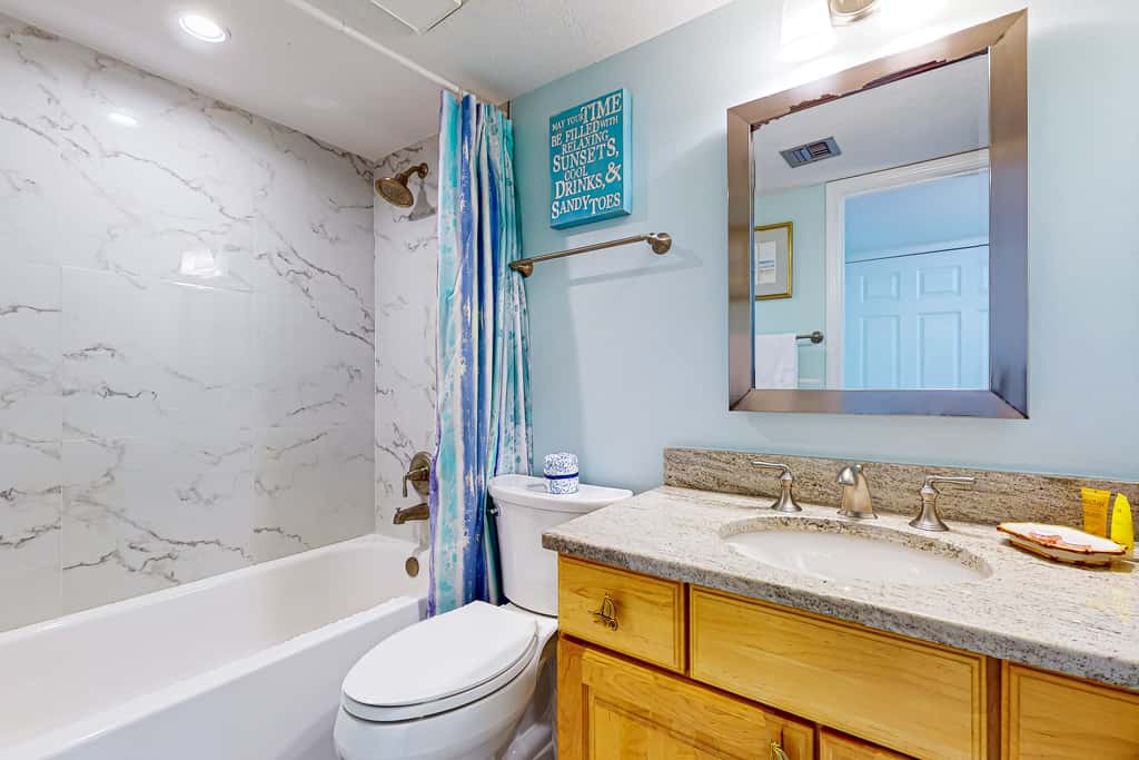 3rd Floor condo, 2 beach chairs included, Close to dining