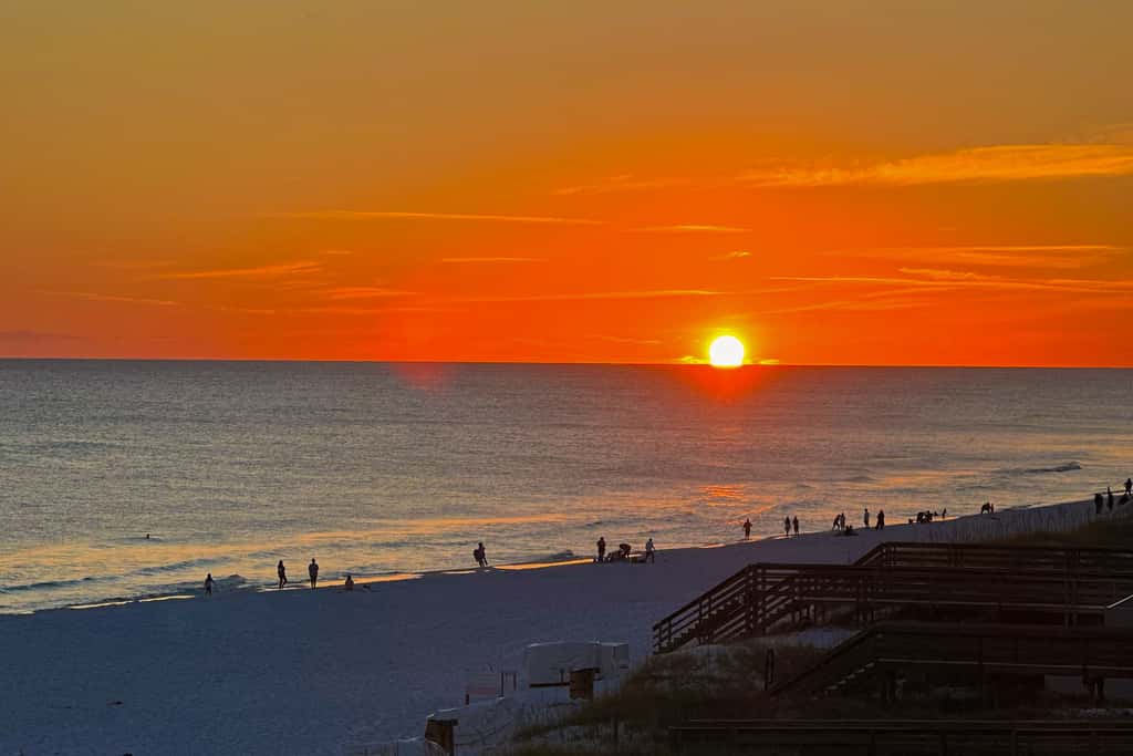 3rd Floor condo, 2 beach chairs included, Close to dining