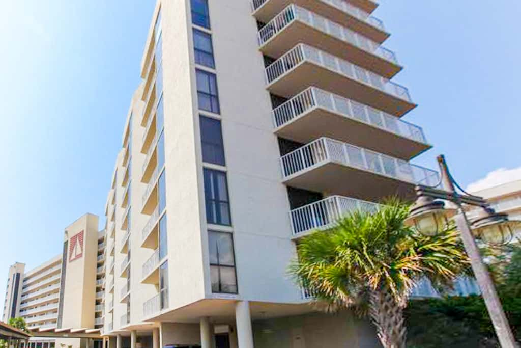 3rd Floor condo, 2 beach chairs included, Close to dining