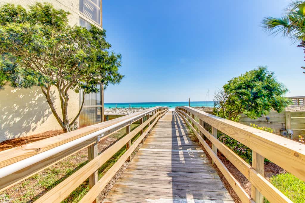 3rd Floor condo, 2 beach chairs included, Close to dining