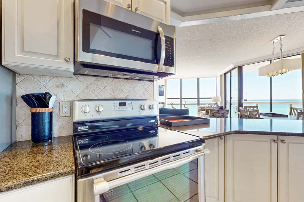 Beautiful gulf-front villa with free WiFi, shared pool & hot tub, central AC, views