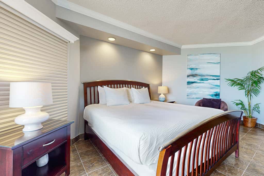 Beautiful gulf-front villa with free WiFi, shared pool & hot tub, central AC, views