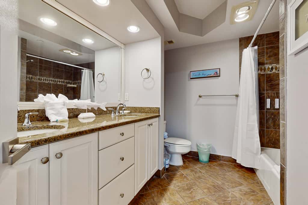 Beautiful gulf-front villa with free WiFi, shared pool & hot tub, central AC, views
