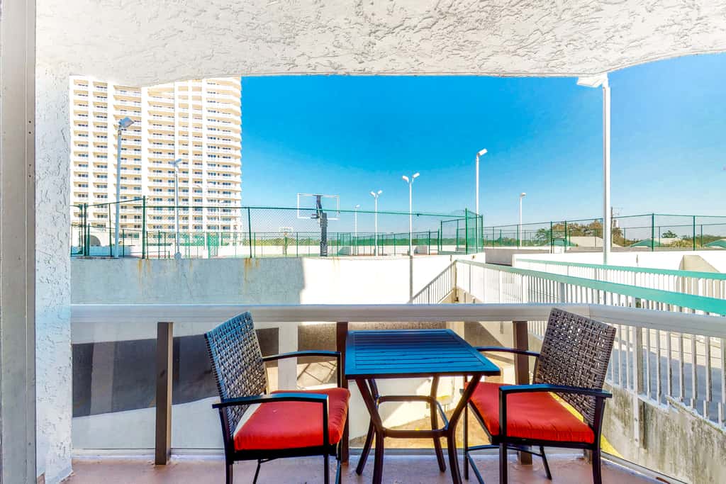 Coastal efficiency with shared pool, hot tub, tennis & easy beach access