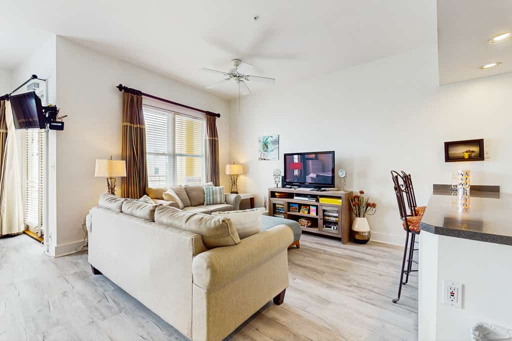 Cozy studio close to the beach with shared pool & tennis courts - shopping nearby