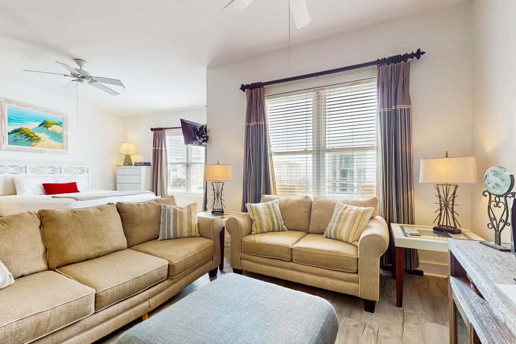 Cozy studio close to the beach with shared pool & tennis courts - shopping nearby