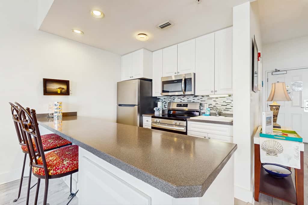 Cozy studio close to the beach with shared pool & tennis courts - shopping nearby