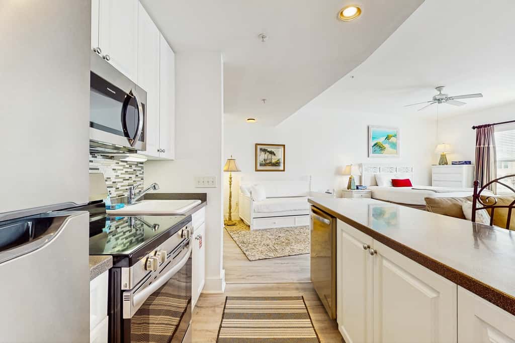 Cozy studio close to the beach with shared pool & tennis courts - shopping nearby