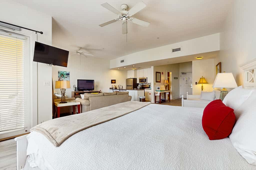 Cozy studio close to the beach with shared pool & tennis courts - shopping nearby