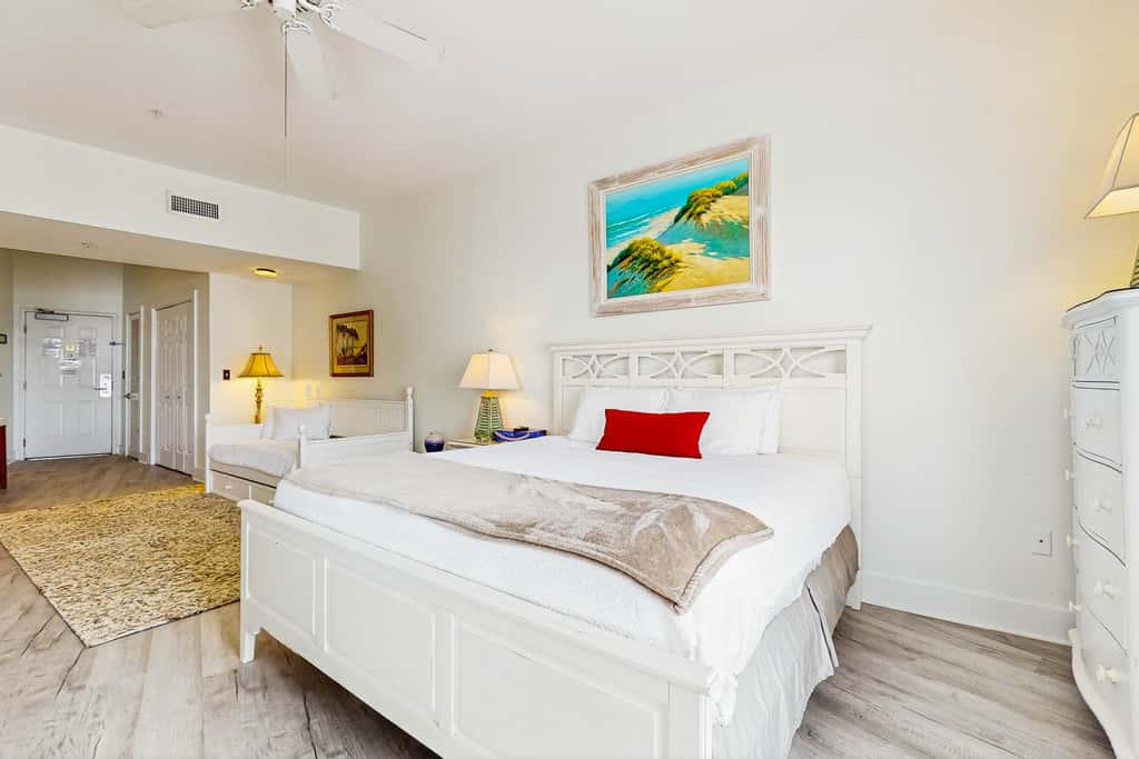 Cozy studio close to the beach with shared pool & tennis courts - shopping nearby