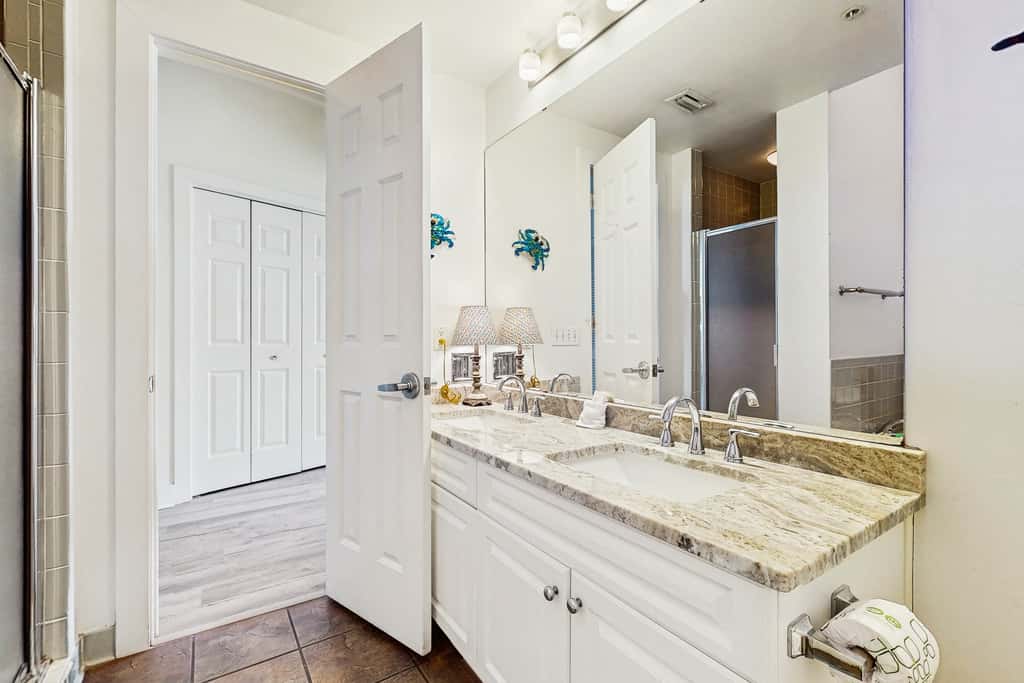 Cozy studio close to the beach with shared pool & tennis courts - shopping nearby