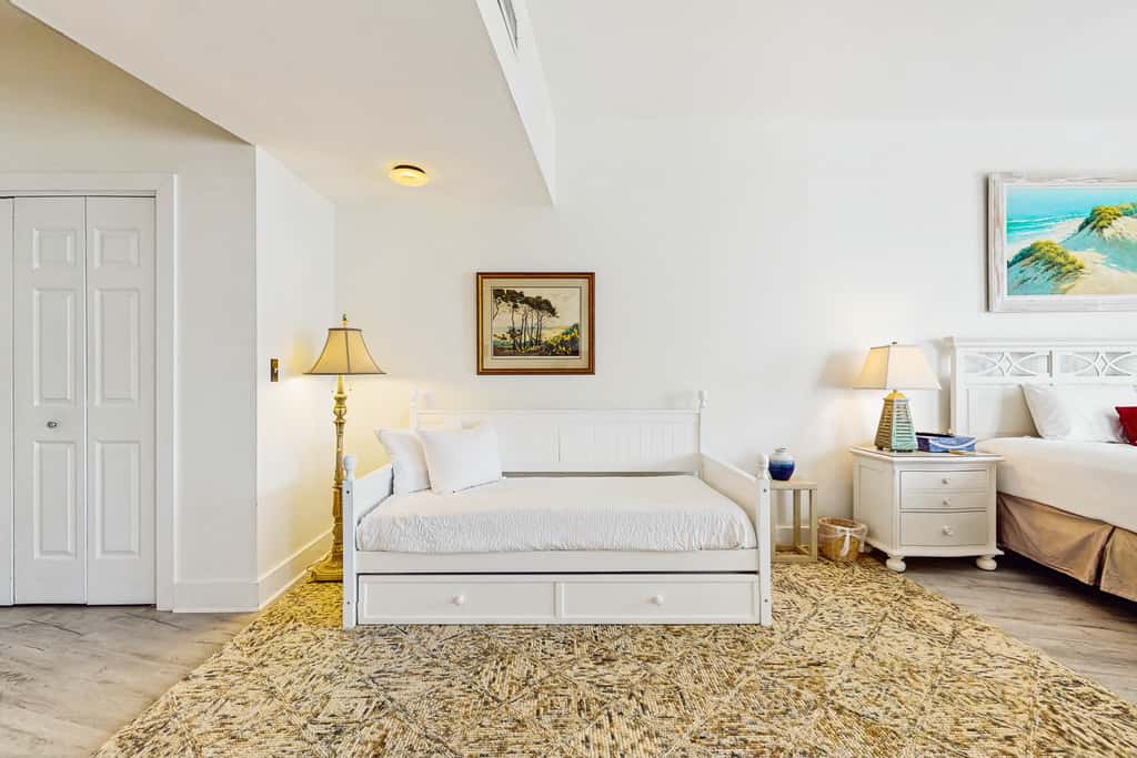 Cozy studio close to the beach with shared pool & tennis courts - shopping nearby