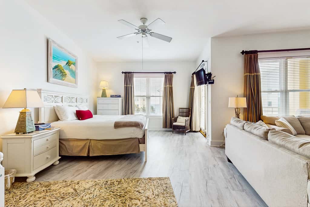 Cozy studio close to the beach with shared pool & tennis courts - shopping nearby