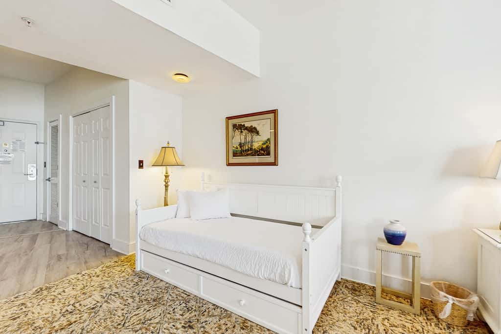 Cozy studio close to the beach with shared pool & tennis courts - shopping nearby