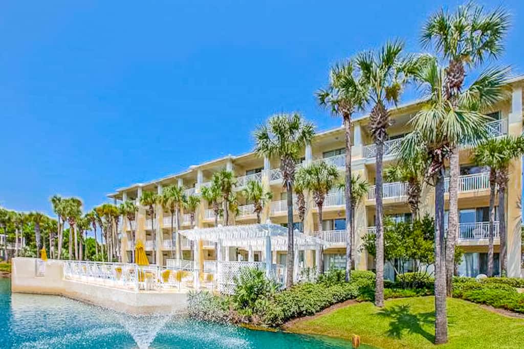 Cozy studio close to the beach with shared pool & tennis courts - shopping nearby