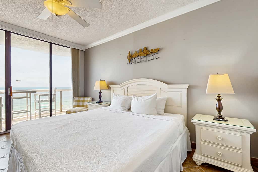 Gulf-front studio with gorgeous views, shared pool & hot tub, central AC, WiFi