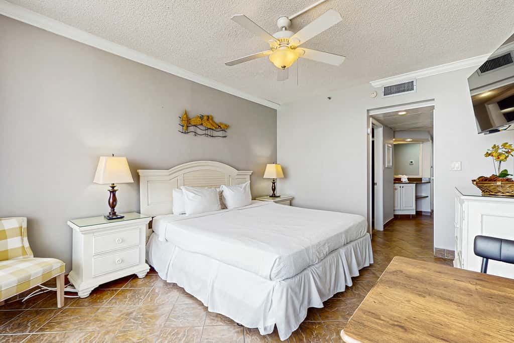 Gulf-front studio with gorgeous views, shared pool & hot tub, central AC, WiFi