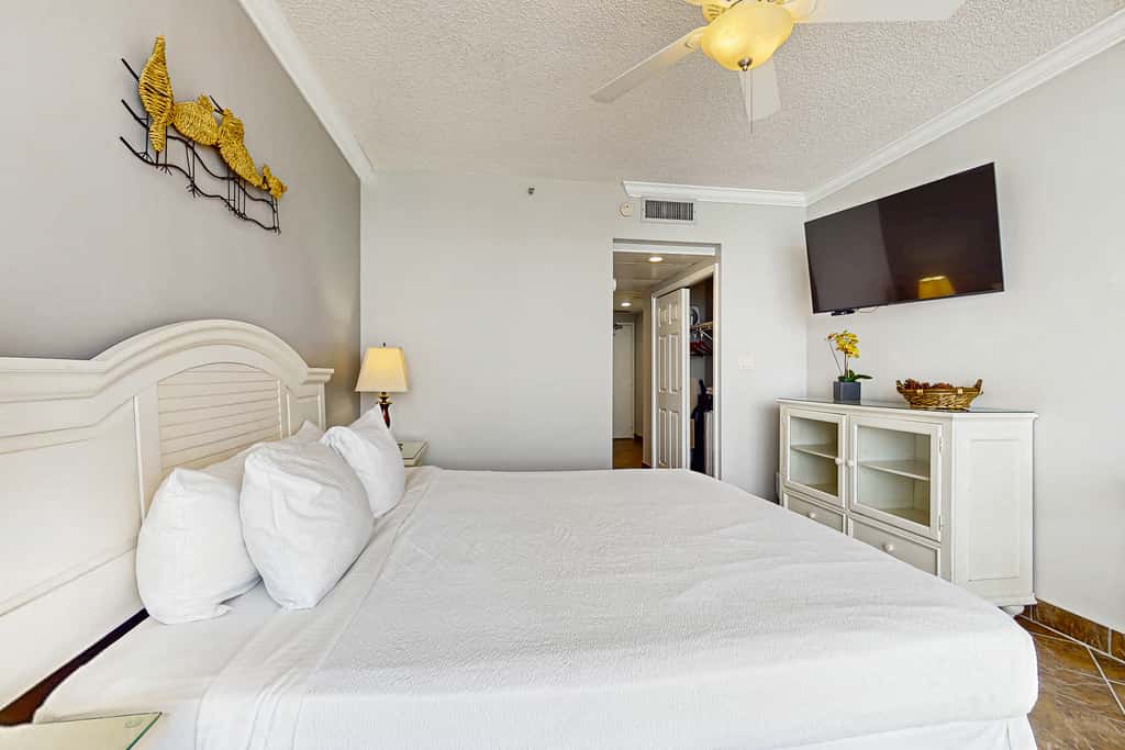 Gulf-front studio with gorgeous views, shared pool & hot tub, central AC, WiFi