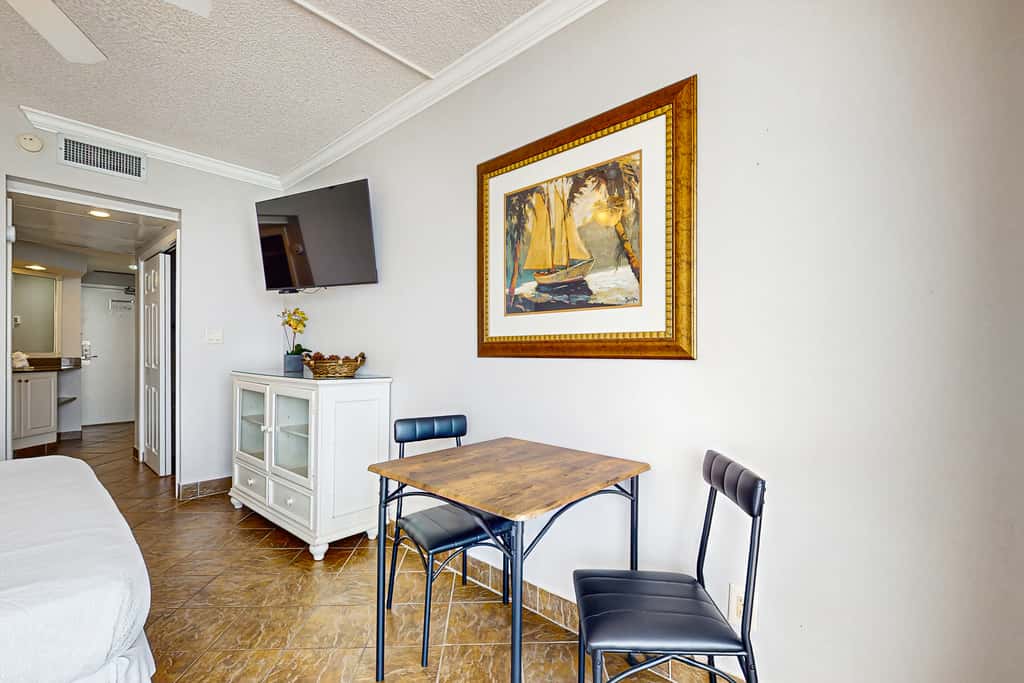 Gulf-front studio with gorgeous views, shared pool & hot tub, central AC, WiFi
