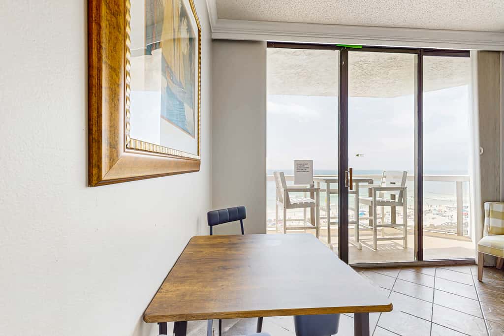 Gulf-front studio with gorgeous views, shared pool & hot tub, central AC, WiFi