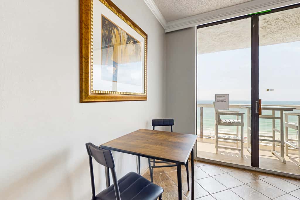 Gulf-front studio with gorgeous views, shared pool & hot tub, central AC, WiFi