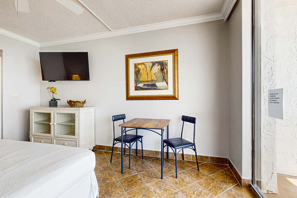 Gulf-front studio with gorgeous views, shared pool & hot tub, central AC, WiFi