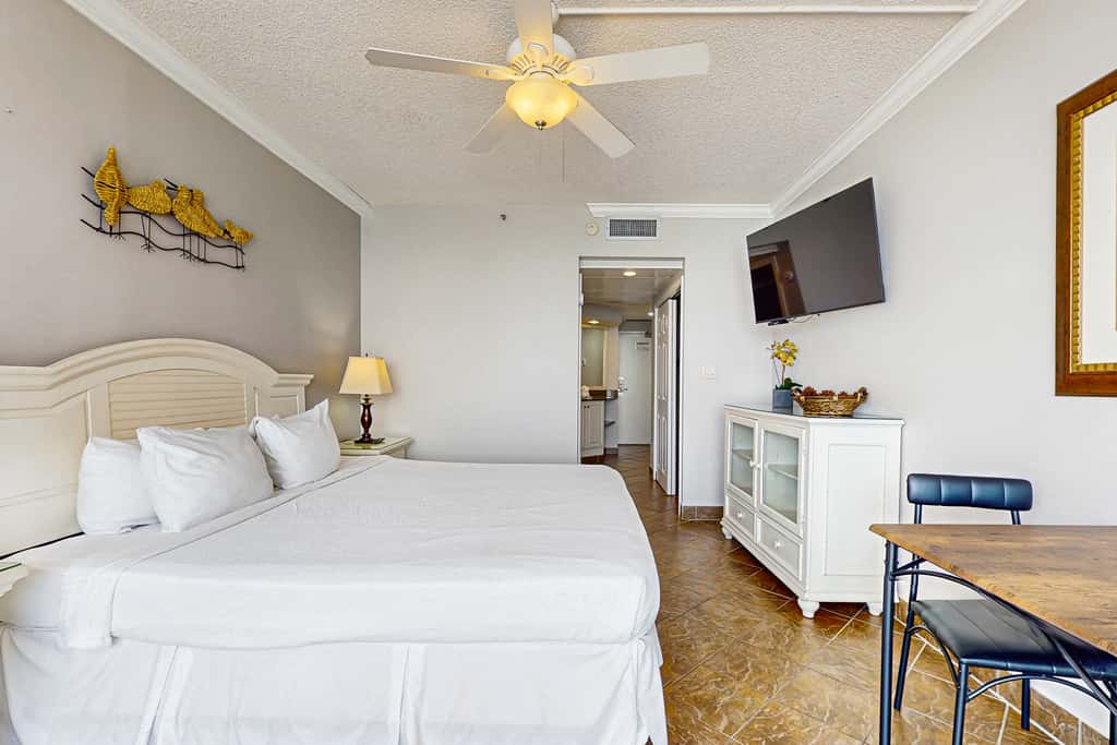 Gulf-front studio with gorgeous views, shared pool & hot tub, central AC, WiFi