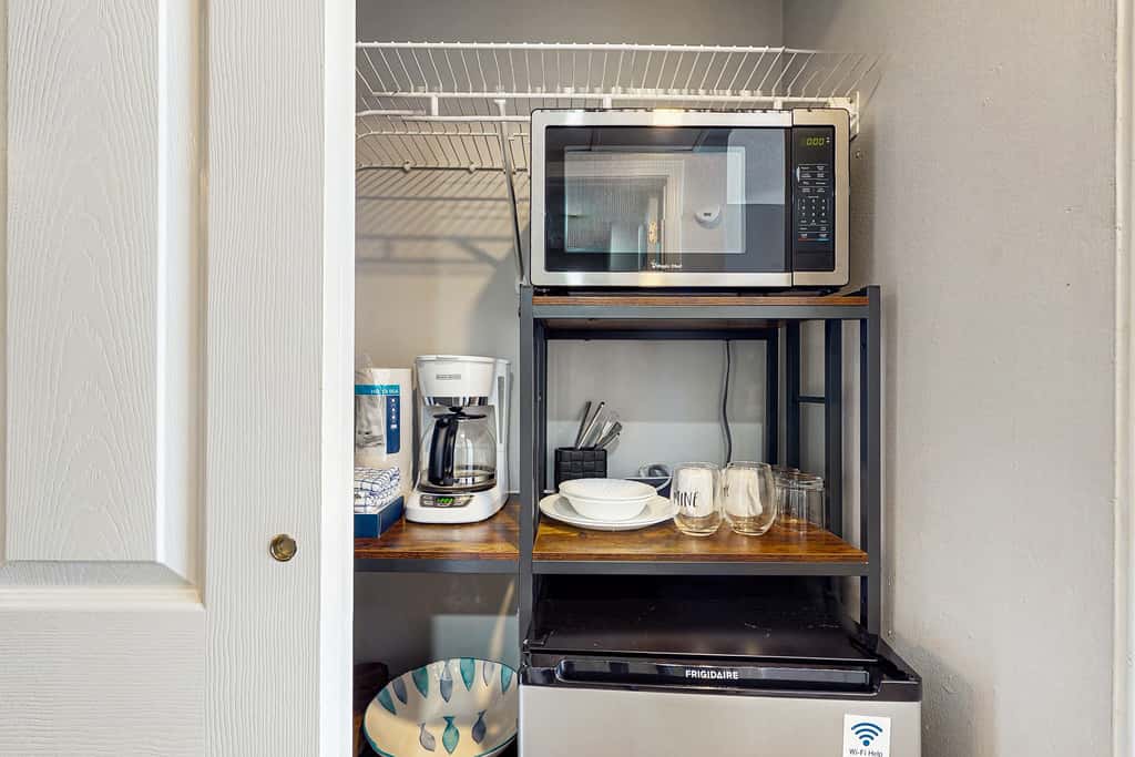 Gulf-front studio with gorgeous views, shared pool & hot tub, central AC, WiFi