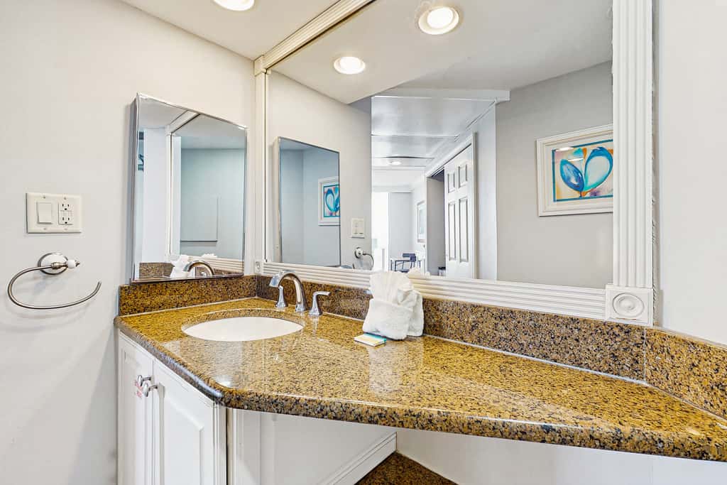 Gulf-front studio with gorgeous views, shared pool & hot tub, central AC, WiFi