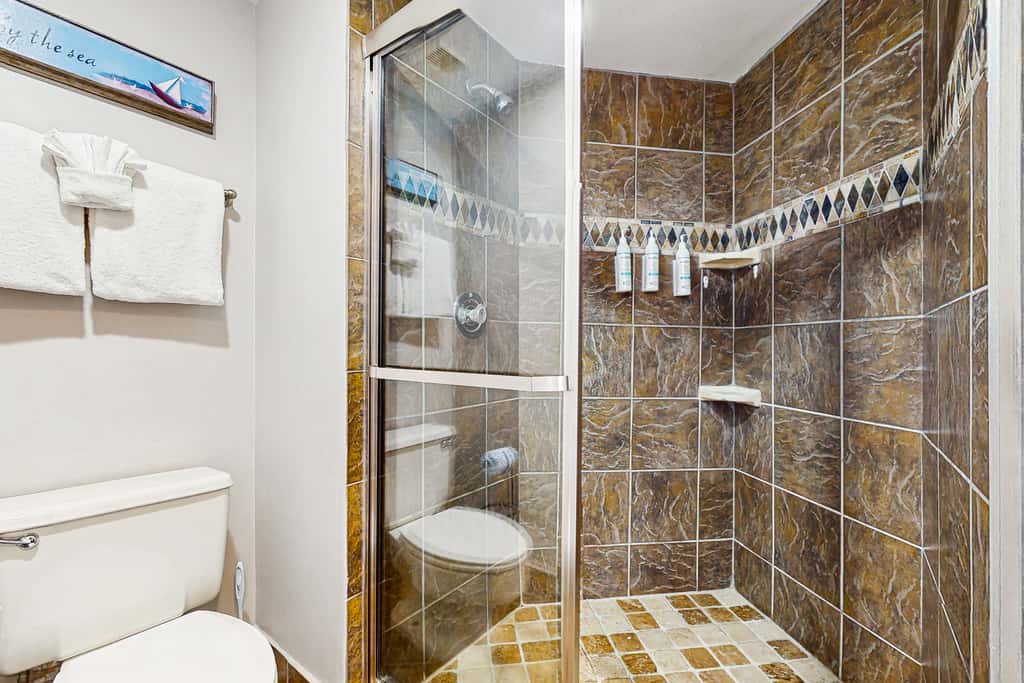 Gulf-front studio with gorgeous views, shared pool & hot tub, central AC, WiFi
