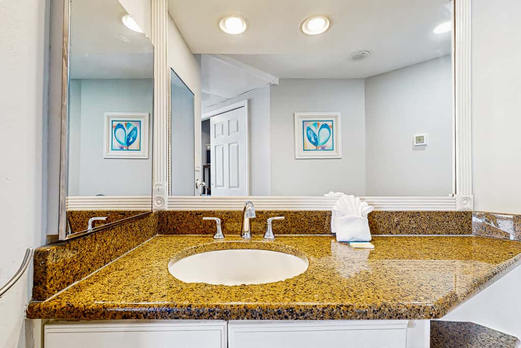 Gulf-front studio with gorgeous views, shared pool & hot tub, central AC, WiFi