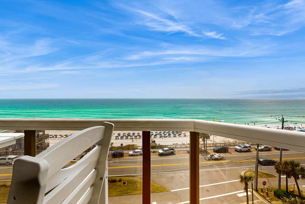 Gulf-front studio with gorgeous views, shared pool & hot tub, central AC, WiFi