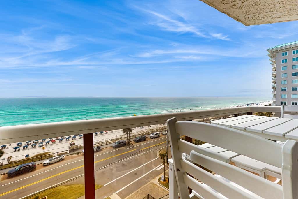 Gulf-front studio with gorgeous views, shared pool & hot tub, central AC, WiFi