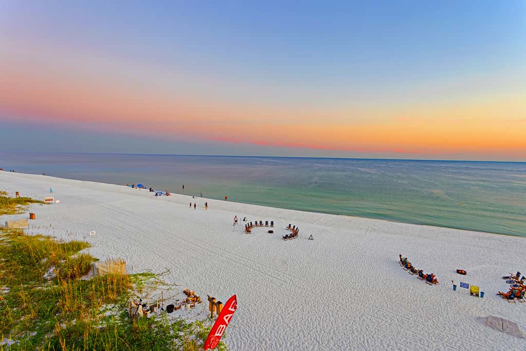 Gulf-front studio with gorgeous views, shared pool & hot tub, central AC, WiFi