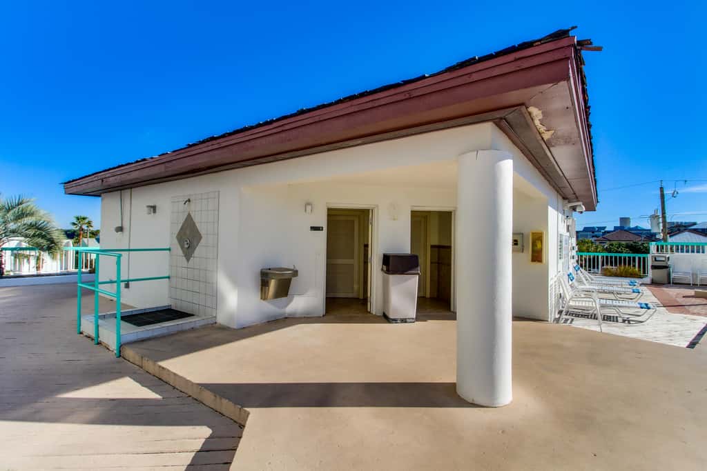 Gulf-front studio with gorgeous views, shared pool & hot tub, central AC, WiFi