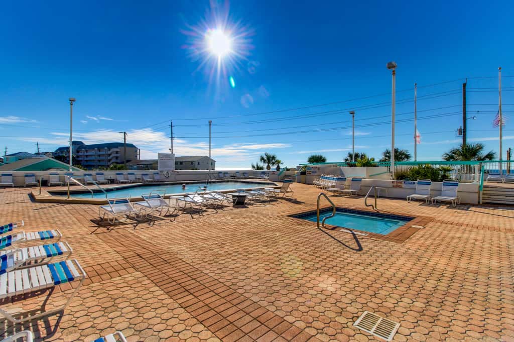Gulf-front studio with gorgeous views, shared pool & hot tub, central AC, WiFi