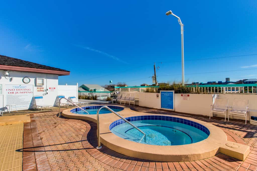 Gulf-front studio with gorgeous views, shared pool & hot tub, central AC, WiFi