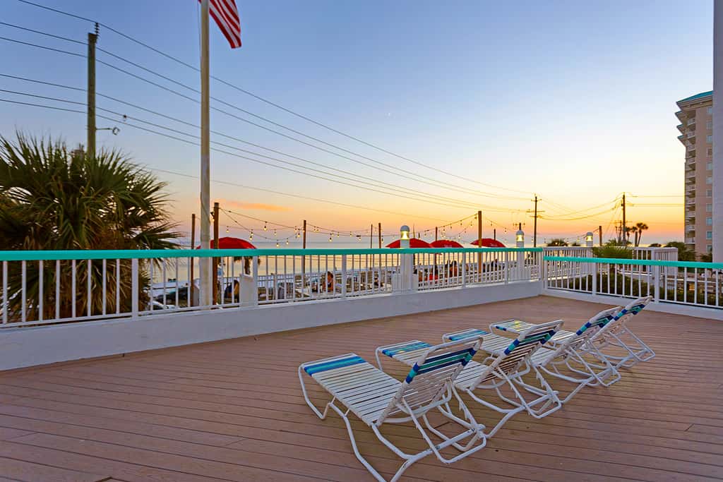 Gulf-front studio with gorgeous views, shared pool & hot tub, central AC, WiFi