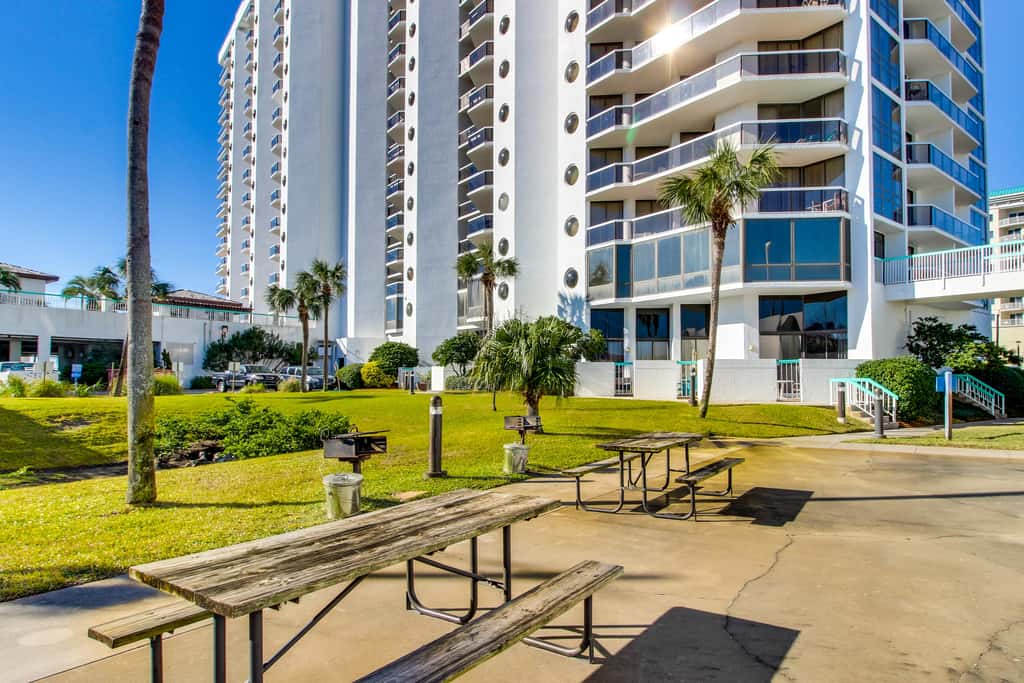 Gulf-front studio with gorgeous views, shared pool & hot tub, central AC, WiFi