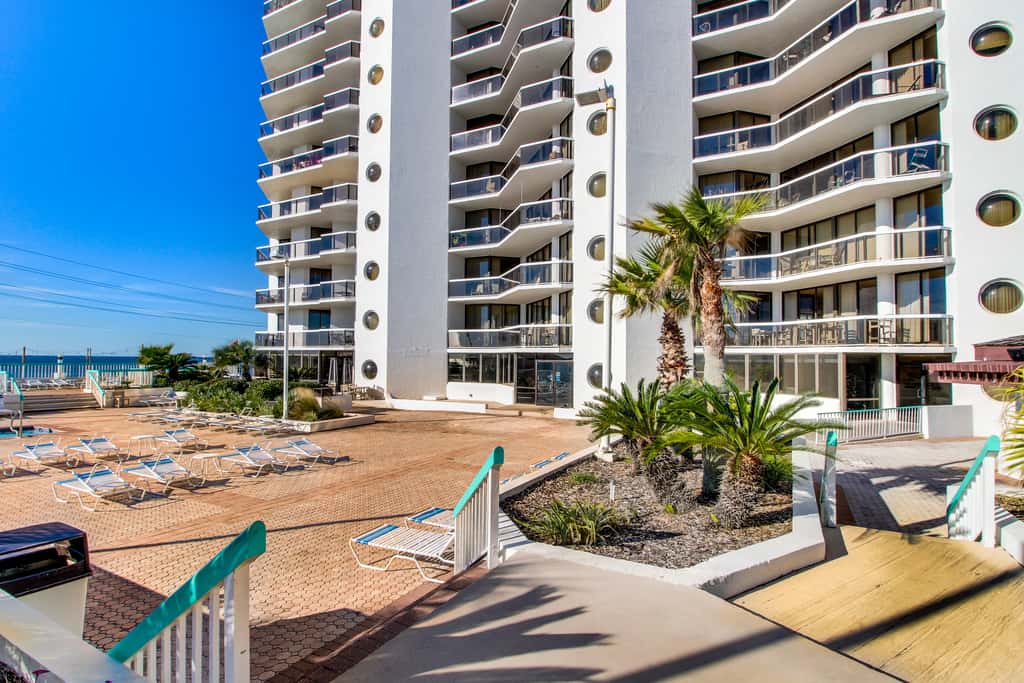 Gulf-front studio with gorgeous views, shared pool & hot tub, central AC, WiFi