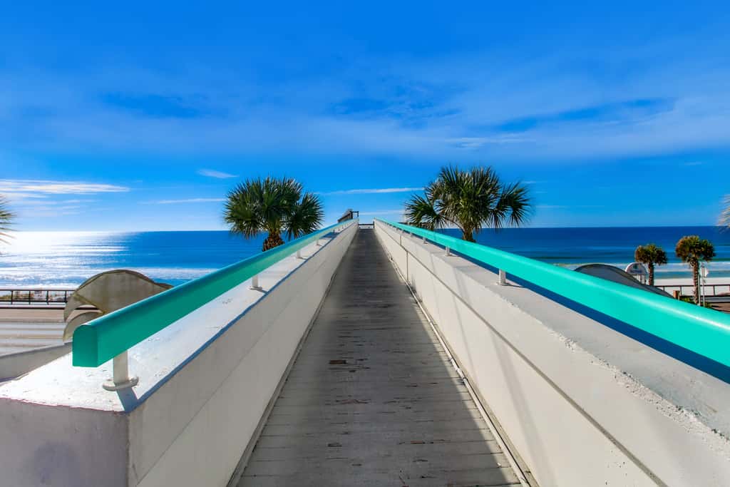Gulf-front studio with gorgeous views, shared pool & hot tub, central AC, WiFi