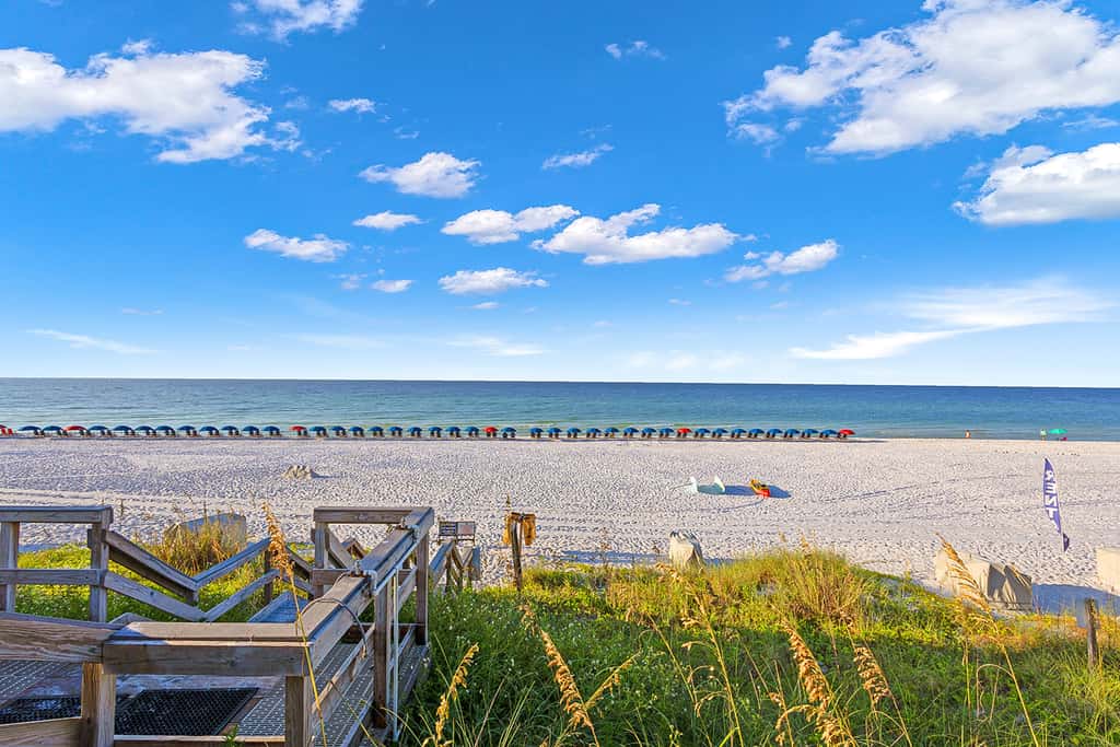 Gulf-front studio with gorgeous views, shared pool & hot tub, central AC, WiFi