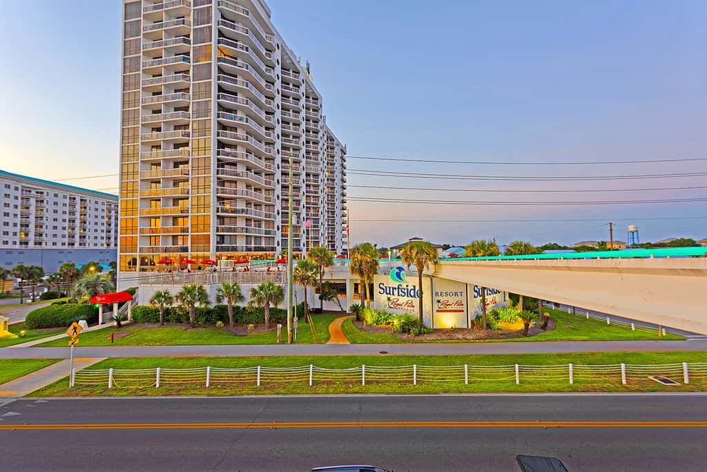 Gulf-front studio with gorgeous views, shared pool & hot tub, central AC, WiFi