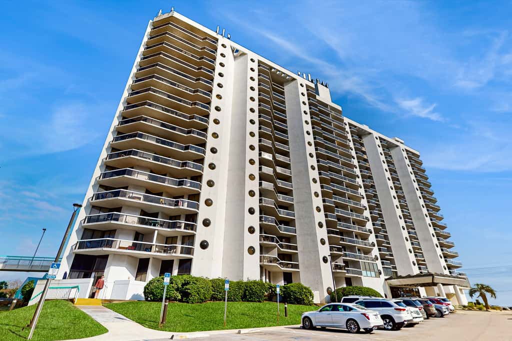 Gulf-front studio with gorgeous views, shared pool & hot tub, central AC, WiFi