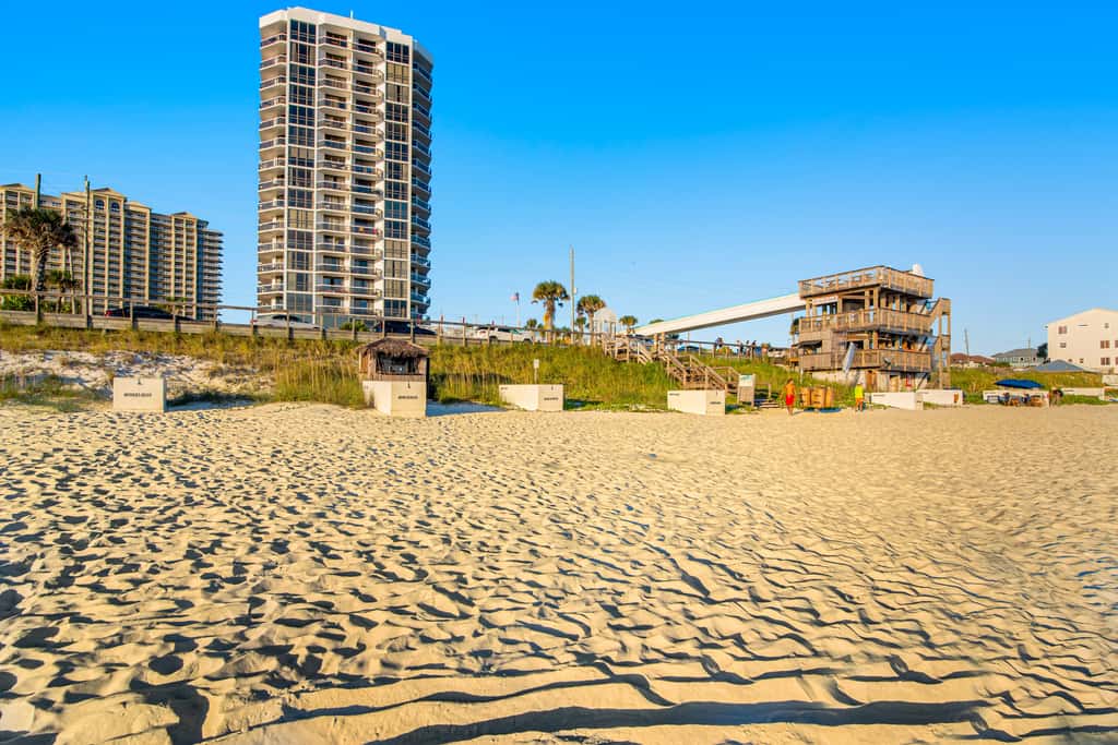 Gulf-front studio with gorgeous views, shared pool & hot tub, central AC, WiFi
