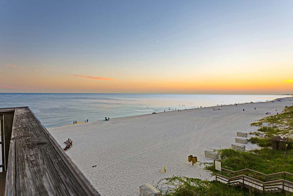 Gulf-front studio with gorgeous views, shared pool & hot tub, central AC, WiFi